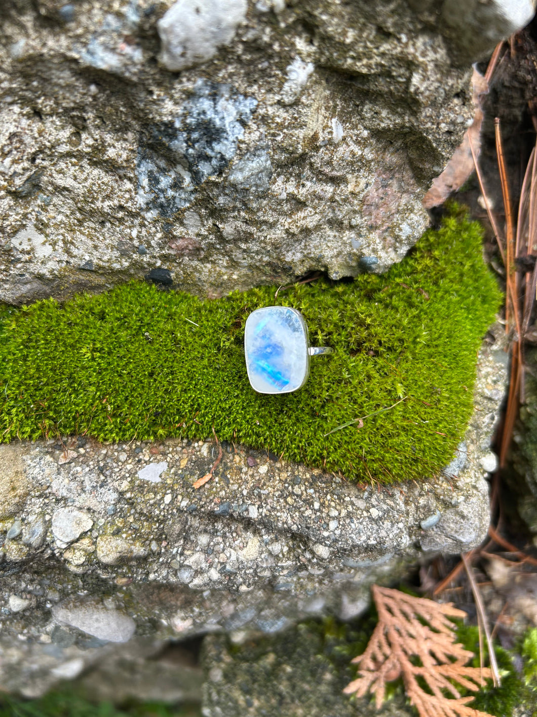 MOONSTONE RING