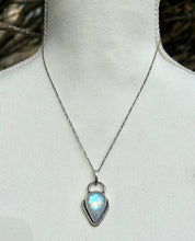 Load image into Gallery viewer, RAINBOW MOONSTONE PENDANT